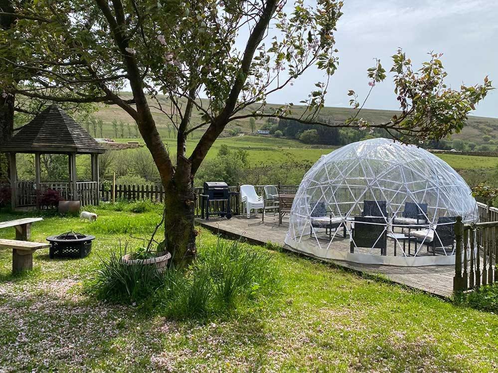 Barn Cottage - Farm Park Stay With Hot Tub Свонсі Екстер'єр фото