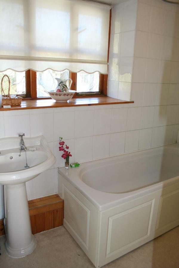 Barn Cottage - Farm Park Stay With Hot Tub Свонсі Екстер'єр фото